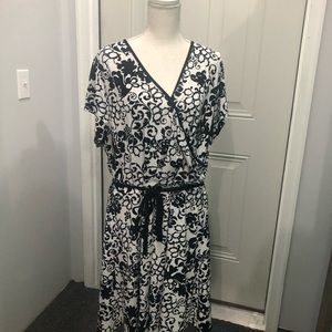 Ladies plus size black and white wrap dress 2X